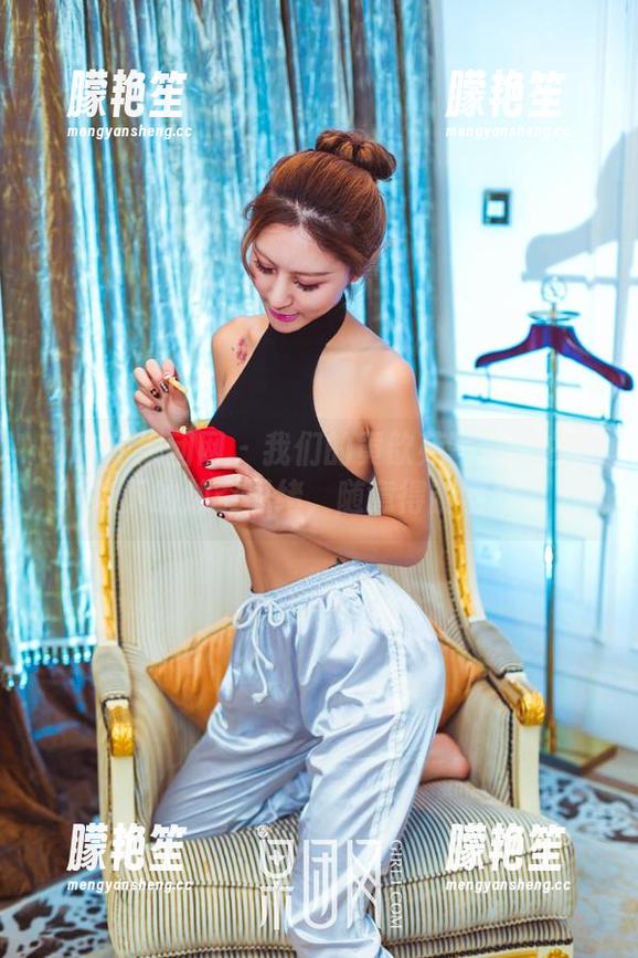 GIRLT果团网 - 我们的黄歆苑写真：白衬衫下的放空思绪，随意得刚刚好。