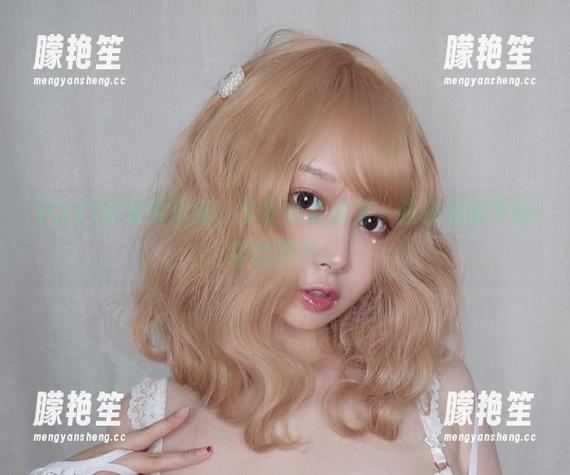 PAKI草莓酱出镜，少女作品像是一张永远都不嫌甜的照片。