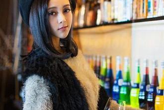 TGOD推女神 – 黄歆苑chobits的写真：在泳池边，不小心让水都脸红了！