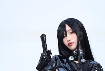 “冬天来了，eliza喵喵的圣诞写真已经在网盘等着你，快来接就是！