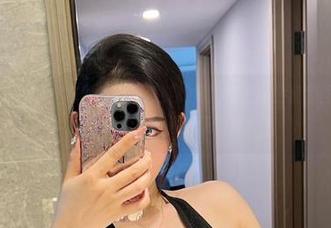 微密圈 – 蓝色蕾丝包臀裙在不爱笑的赛琳身上的全套原图，竟然让我想起了小时候的玩具裙…