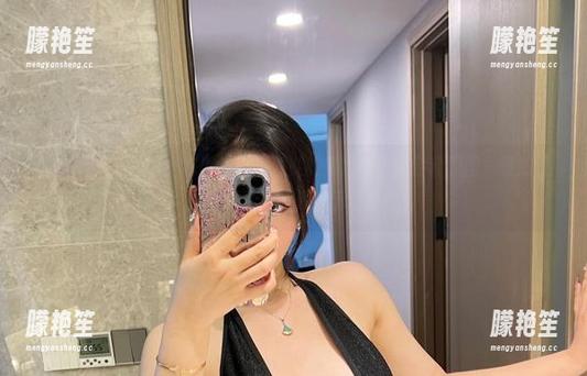 微密圈 - 蓝色蕾丝包臀裙在不爱笑的赛琳身上的全套原图，竟然让我想起了小时候的玩具裙…