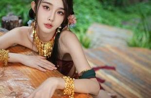 余多多Dudu总能把皮衣cos得这么特别，图集里的姿态让人想多看一眼。