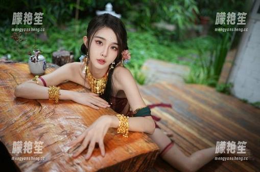 余多多Dudu 余多多Dudu总能把皮衣cos得这么特别,图集里的姿态让人想多看一眼。