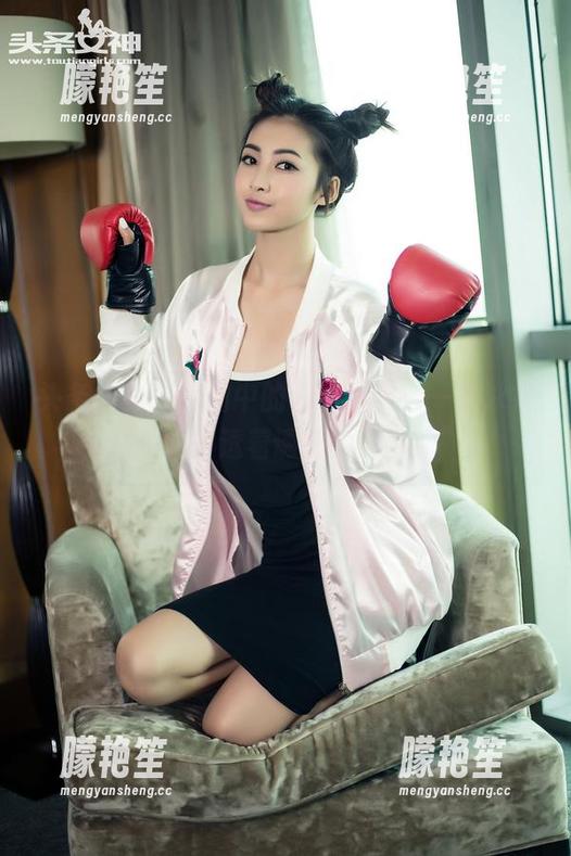 头条女神-JennyR 头条女神 - 套图中的JennyR:一身泳衣,私拍下却透着诱惑的“清新”。
