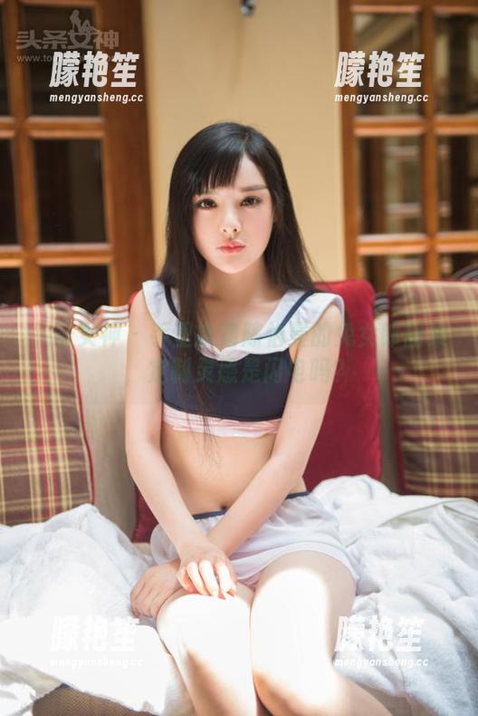 头条女神 - 手里拿着陈怡曼的兔女郎图集，定制灵感是闪电吗？