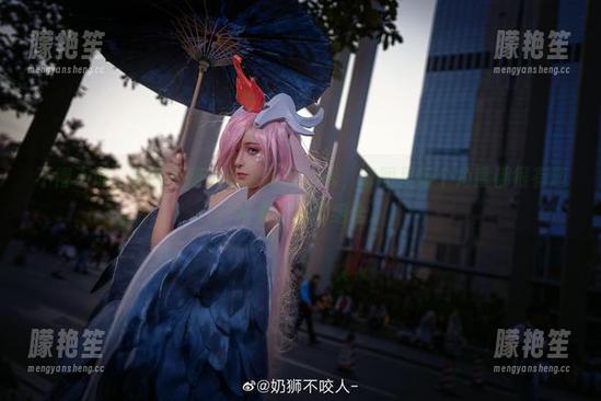 奶狮不咬人 不得不说,奶狮不咬人的公孙离cos,套图里每个角度都很有趣,从未见过的组合。