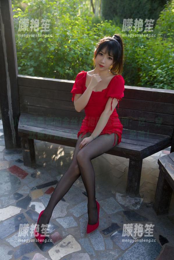 小女巫露娜的金丝旗袍网袜套图：这一穿，就像开启了快递绑定模式，哈哈！