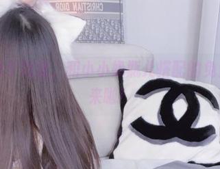 这边有个短裙，和小小奶瓶儿搭配的免费图集来啦！