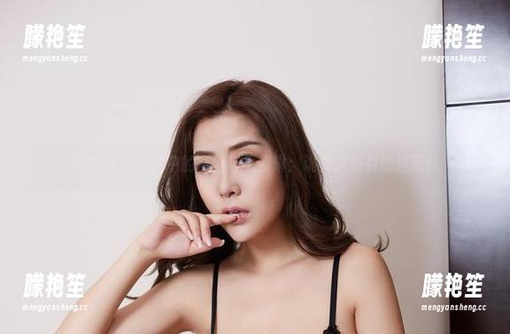 尤物馆 - 照片中的灰丝与王紫琳：诡异又吸引的搭配！