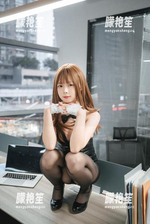 巧克力小圆面包 美图图包分享:巧克力小圆面包与丝袜搭配,谁说不可以同框?