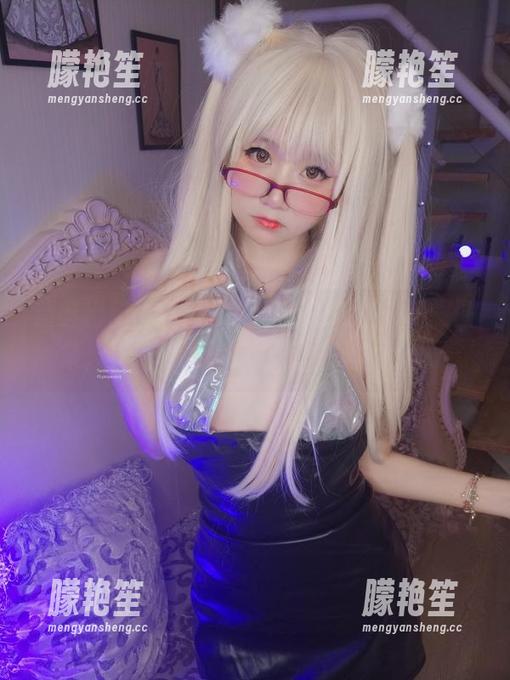 新鲜出炉！摇摇乐yoyo的黑丝JK制服图集，更新得像春风拂面，轻松愉悦。