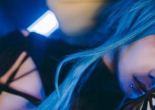 “蜘蛛侠妹妹”：末夜787的写真集，再次证实女性的“爬墙”技巧不止于墙壁。