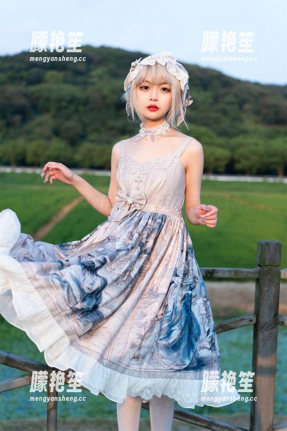 梨瑾瑾 梨瑾瑾的室内吊带裙:无圣光的错位美,不得不看?