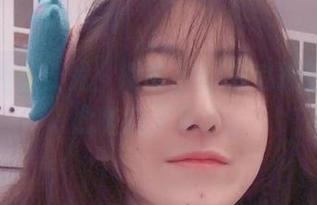 我的办公室时光：樱晚gigi的私拍图包，如此随意又亲切。