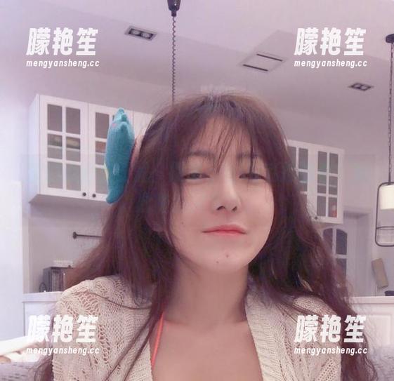 樱晚gigi 我的办公室时光:樱晚gigi的私拍图包,如此随意又亲切。