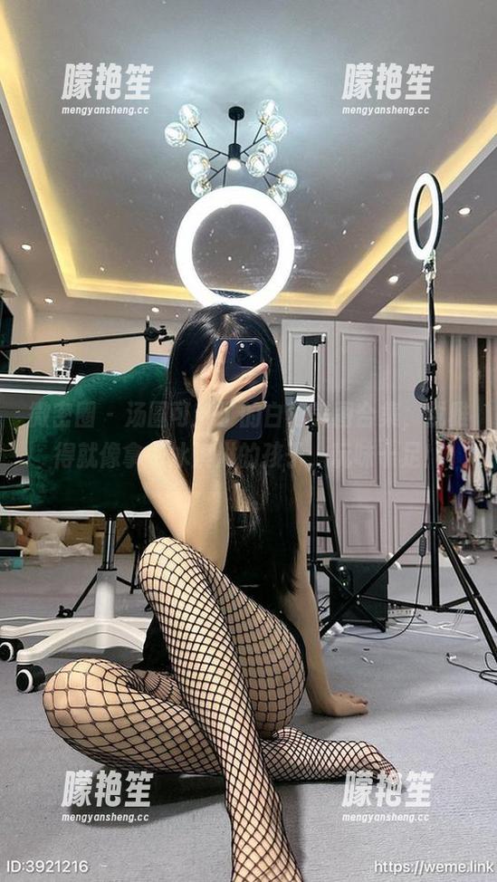 汤圆可甜了 微密圈 - 汤圆可甜了的白裙美图合集,优雅得就像拿着冰淇淋的孩子,玩味十足!