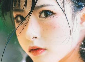 吊带美图在此，清水由乃的写真果然是‘看了想买’的那种！