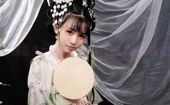 最新真相：爆机少女喵小吉在末班地铁中的灵魂放空时刻！