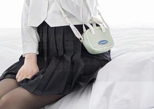 秀人网 – 网盘里的宝藏，驻足于FoxYini孟狐狸的户外写真