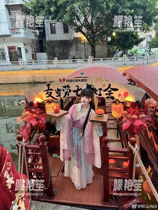 秋山AkI 和服也能这么美,秋山AkI就是私房美图的魔法师。
