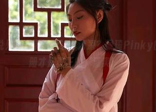 蜜桃社 – 谁说只有冰淇淋能让你清凉？佩琦Pinky的夏天免费图册才是真正的‘清爽’！