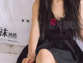 袜啵啵 – 果冻加裸足，图片里的调调真微妙