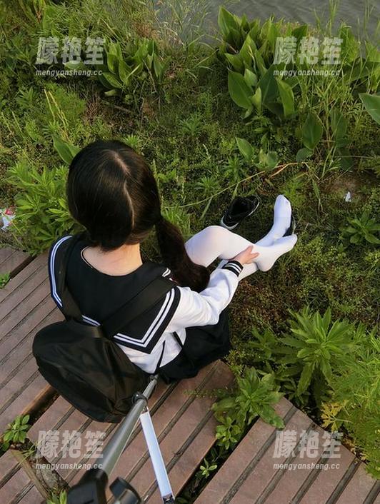 西尔酱最新比基尼照片：谁说泳衣只能在水里秀？！