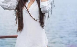 青豆客 – 徐妍馨Mandy的红裙图集：这裙子比我家窗帘还抢眼