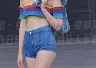 魔镜街拍 – 看，最新照片，婷婷又来更新她的工作日常，黑丝总能让人多看几眼。