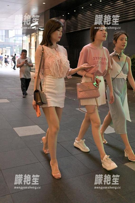 魔镜街拍-婷婷 魔镜街拍 - 婷婷的极品肉丝圣诞系列合集,看完我突然觉得冬天也很迷人。