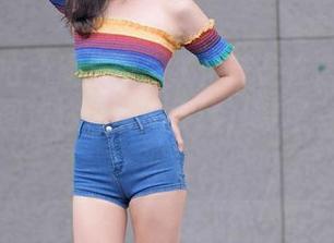 魔镜街拍 – 图集中发现：芝芝在蓝色泳衣中，试图传达无言的情绪，结果有点抽象派。