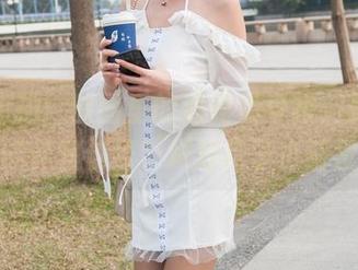 魔镜街拍：原图里的油亮紧身裙，是让人堪忧的作弊信号？难道裙子也能发光？