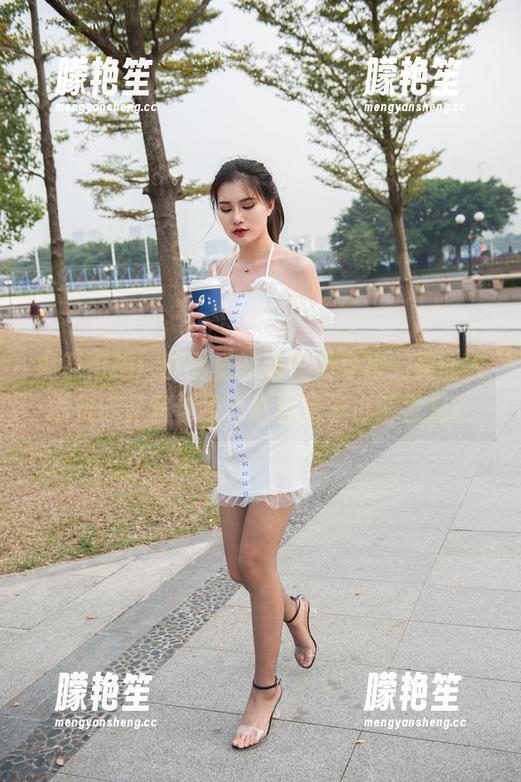魔镜街拍：原图里的油亮紧身裙，是让人堪忧的作弊信号？难道裙子也能发光？